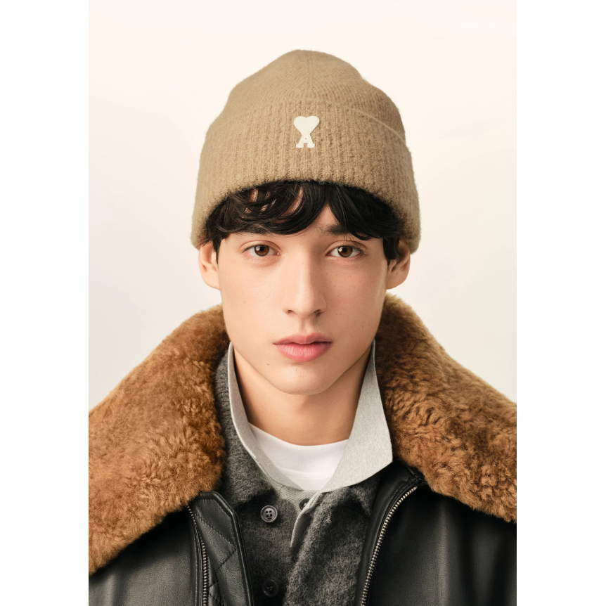 Bonnet AMI Paris maille laine alpaga beige cœur blanc