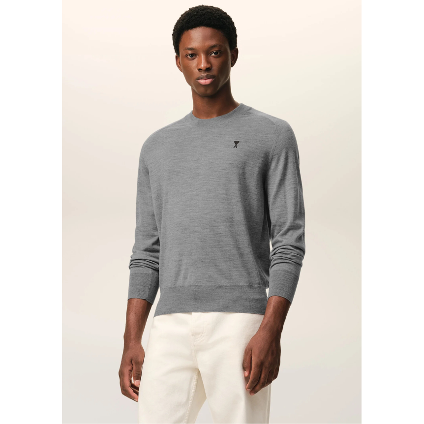 Pull col rond AMI Paris en maille laine mérinos extrafine grise cœur noir