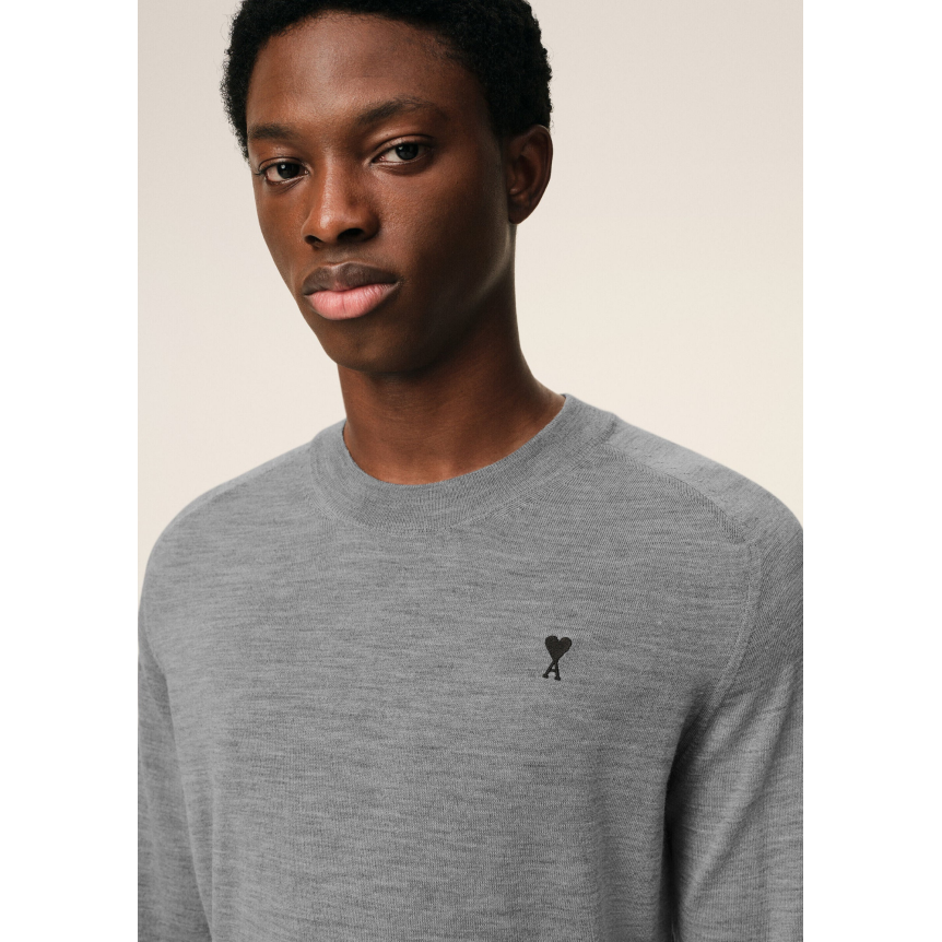 Pull col rond AMI Paris en maille laine mérinos extrafine grise cœur noir