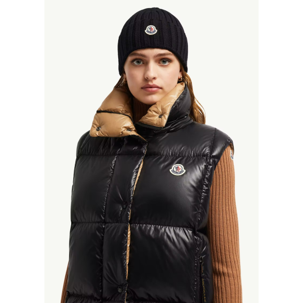 MONCLER Bonnet en laine vierge côtelée noir à revers logo