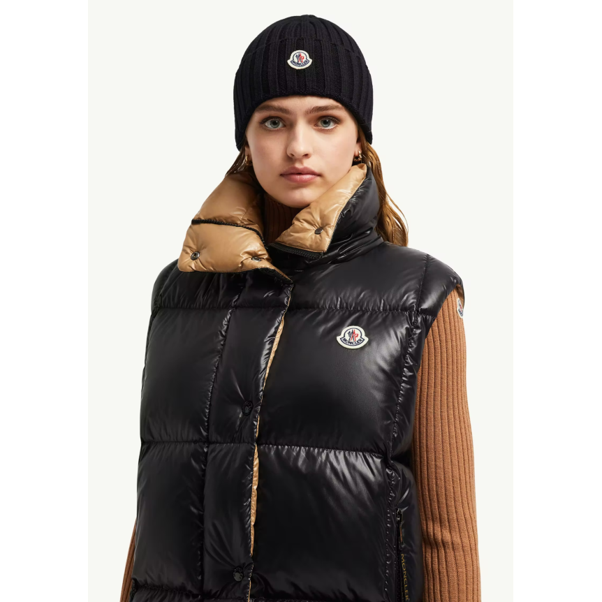 MONCLER Bonnet en laine vierge côtelée noir à revers logo