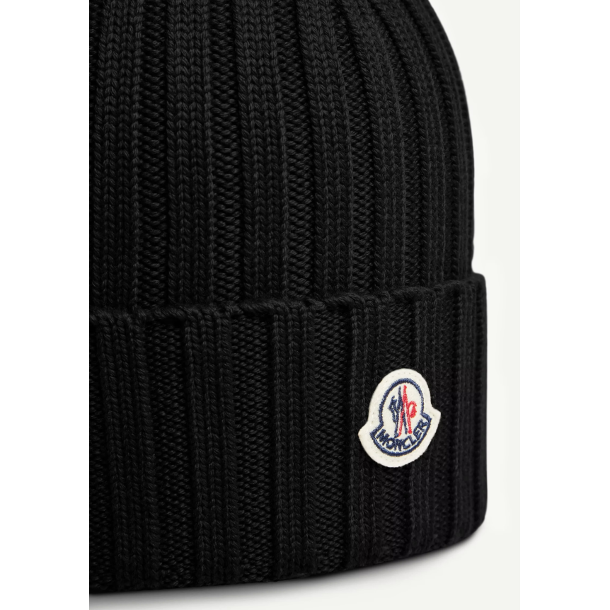 MONCLER Bonnet en laine vierge côtelée noir à revers logo