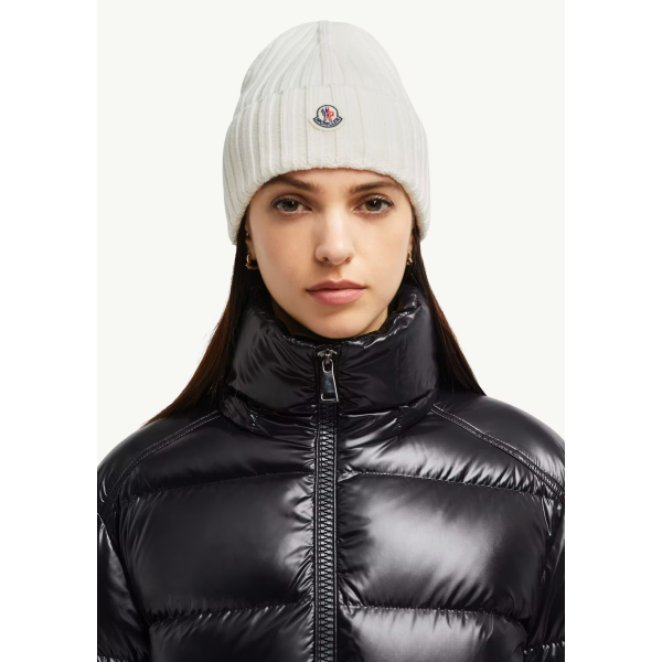 Bonnet en laine vierge côtelée MONCLER blanc à revers logo