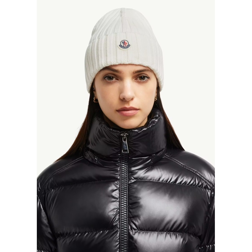 Bonnet en laine vierge côtelée MONCLER blanc à revers logo