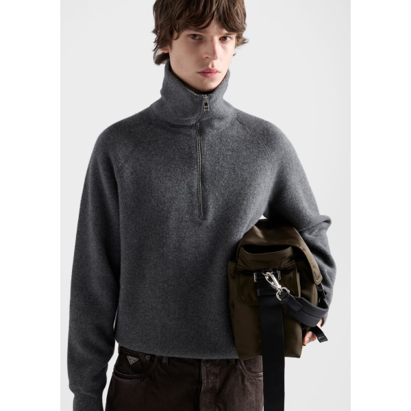 Pull oversize PRADA col montant zippé laine cachemire gris ardoise logo poitrine