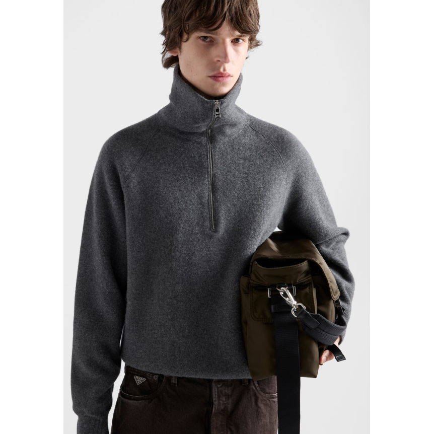 Pull oversize PRADA col montant zippé laine cachemire gris ardoise logo poitrine