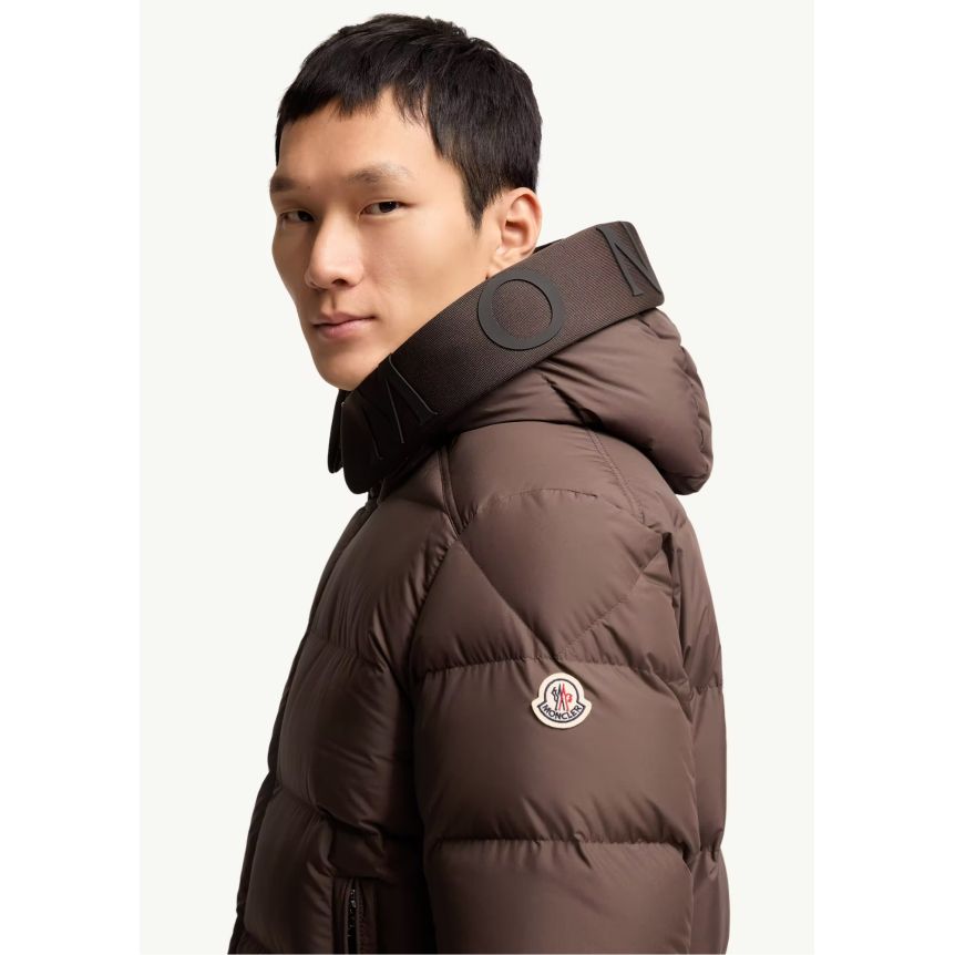 Doudoune mi-longue à capuche MONCLER Orvelle nylon marron chocolat mat capuche logo écriture