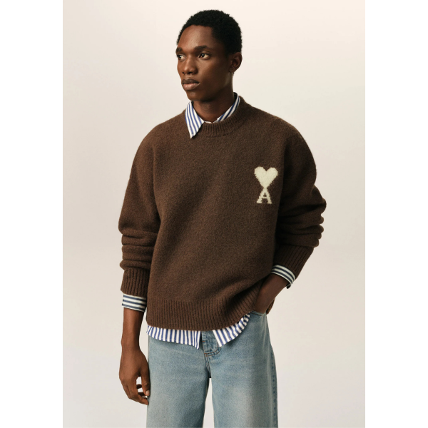 Pull col rond AMI Paris maille laine alpaga marron cœur blanc