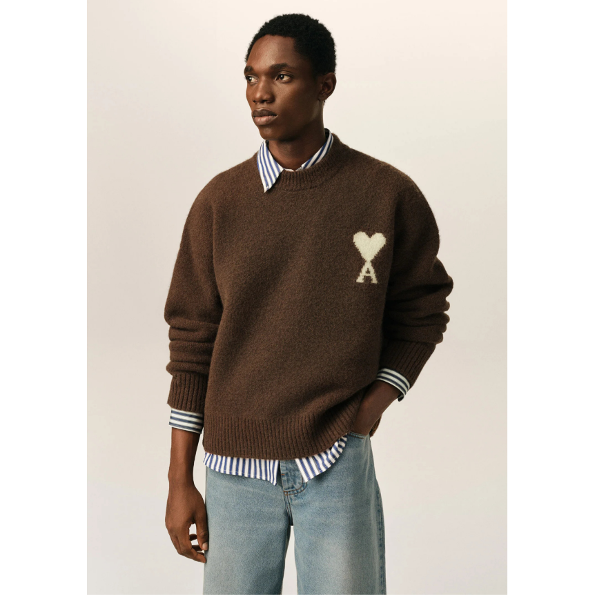 Pull col rond AMI Paris maille laine alpaga marron cœur blanc
