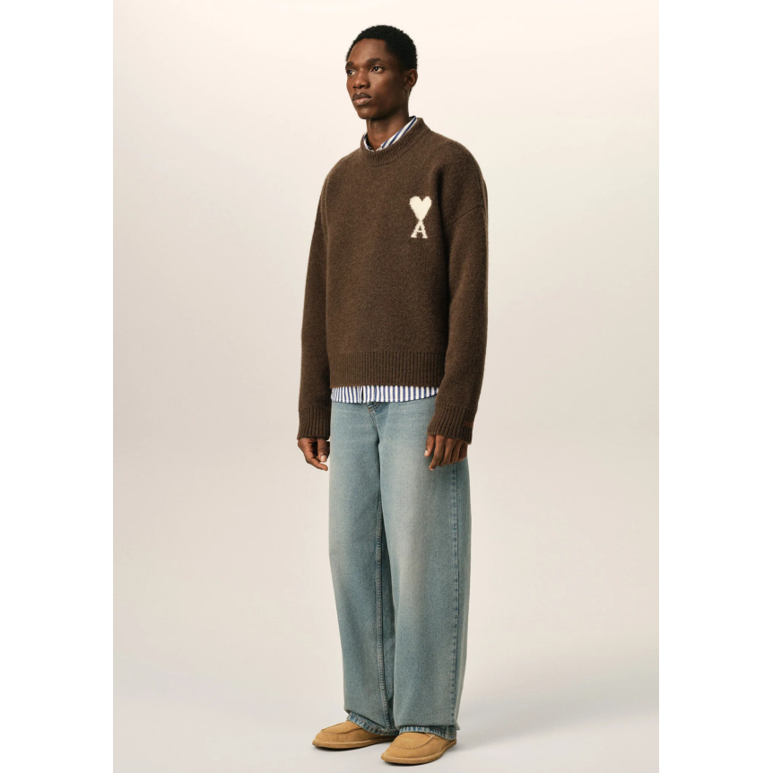 Pull col rond AMI Paris maille laine alpaga marron cœur blanc
