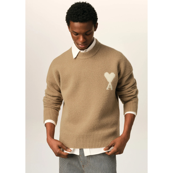 Pull col rond AMI Paris maille laine alpaga beige cœur blanc