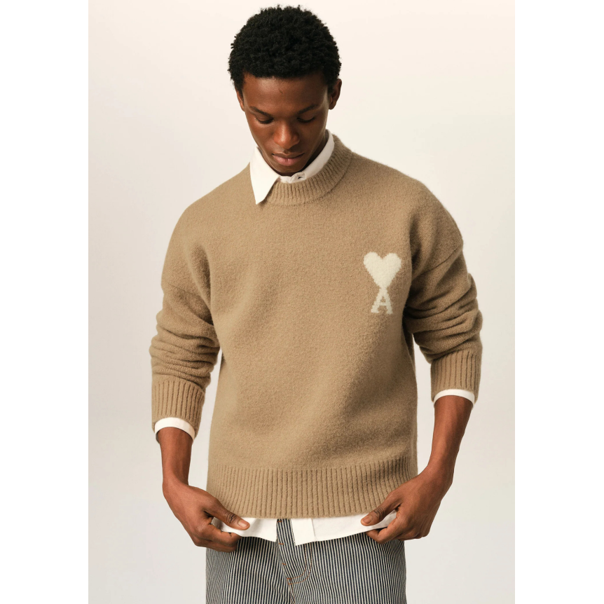 Pull col rond AMI Paris maille laine alpaga beige cœur blanc