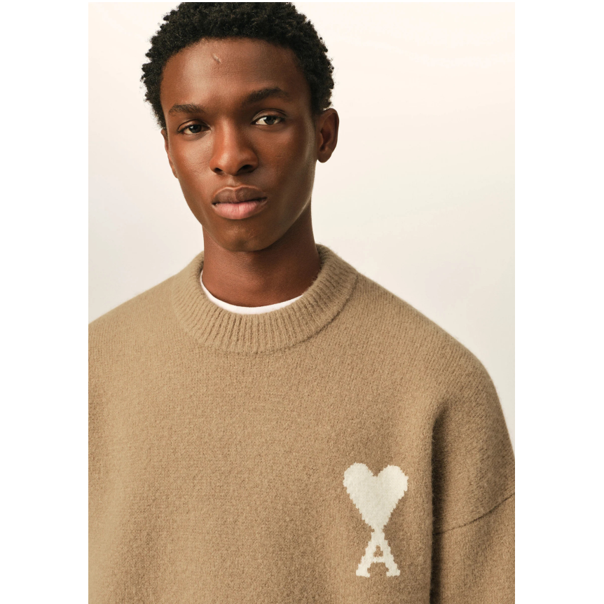 Pull col rond AMI Paris maille laine alpaga beige cœur blanc