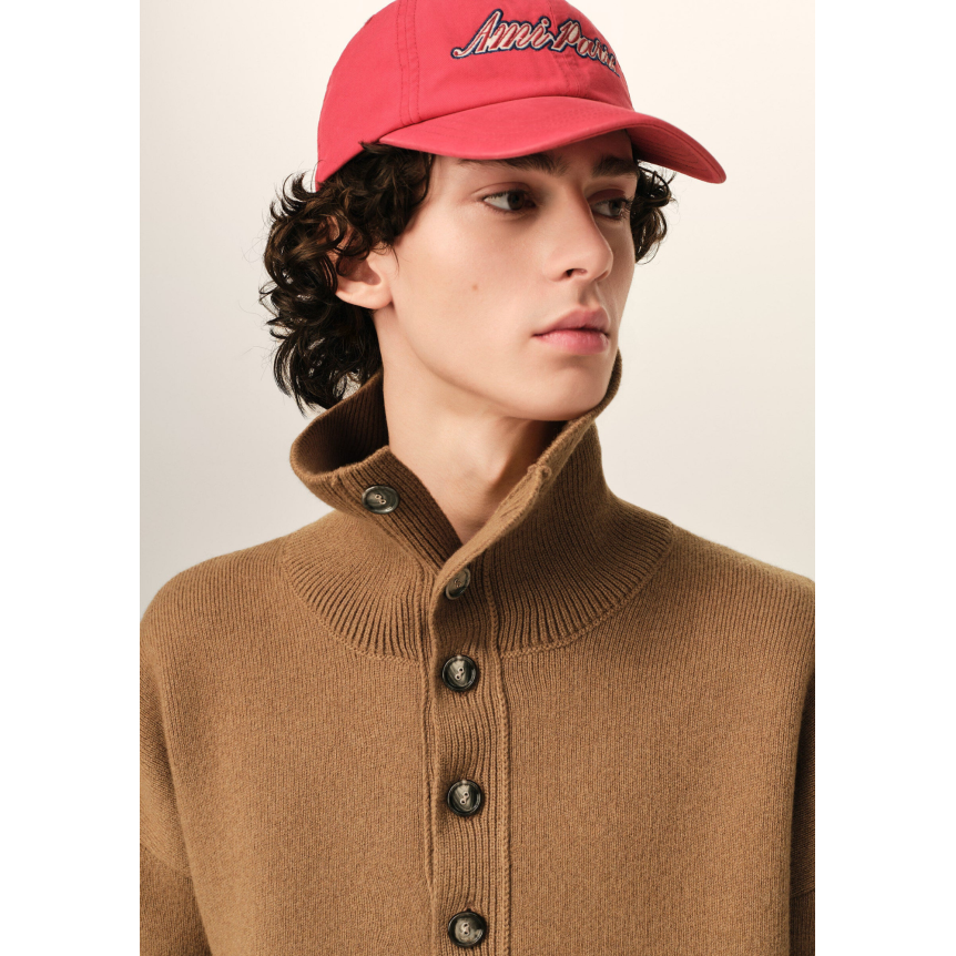 Pull AMI Paris col montant boutonné en laine camel