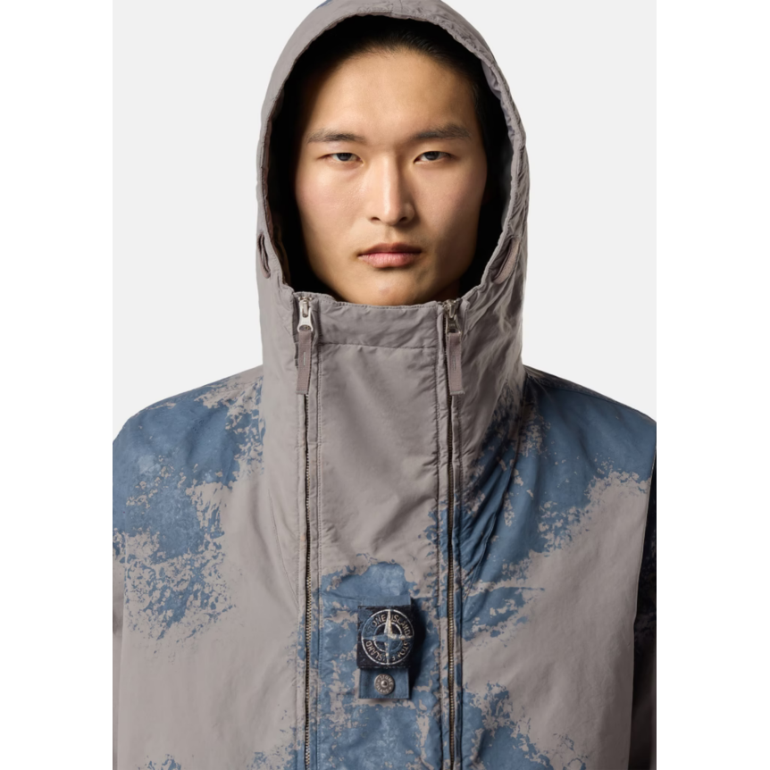 Parka courte matelassée STONE ISLAND à capuche gris avec finition bleue peinte à la main