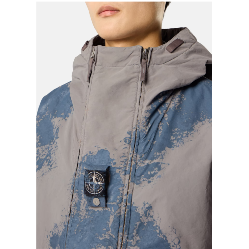 Parka courte matelassée STONE ISLAND à capuche gris avec finition bleue peinte à la main