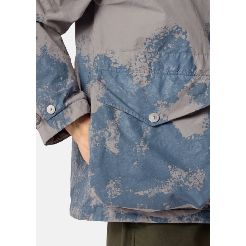 Parka courte matelassée STONE ISLAND à capuche gris avec finition bleue peinte à la main