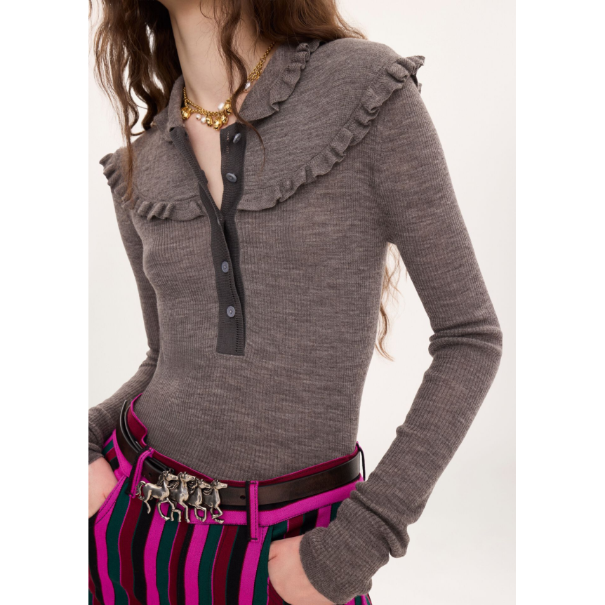 Top Pull CHLOE henley ajusté en maille de laine extrafine gris clair volants boutons