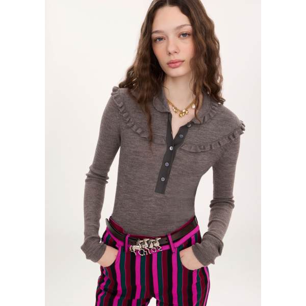 Top Pull CHLOE henley ajusté en maille de laine extrafine gris clair volants boutons