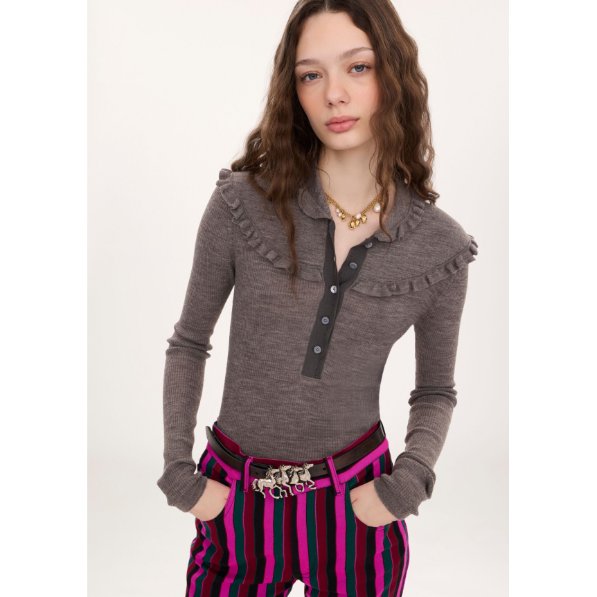 Top Pull CHLOE henley ajusté en maille de laine extrafine gris clair volants boutons