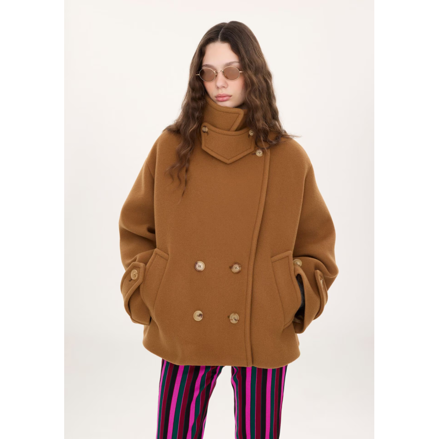 Manteau court oversize croisé CHLOE en laine douce camel mentonnière bouton corne