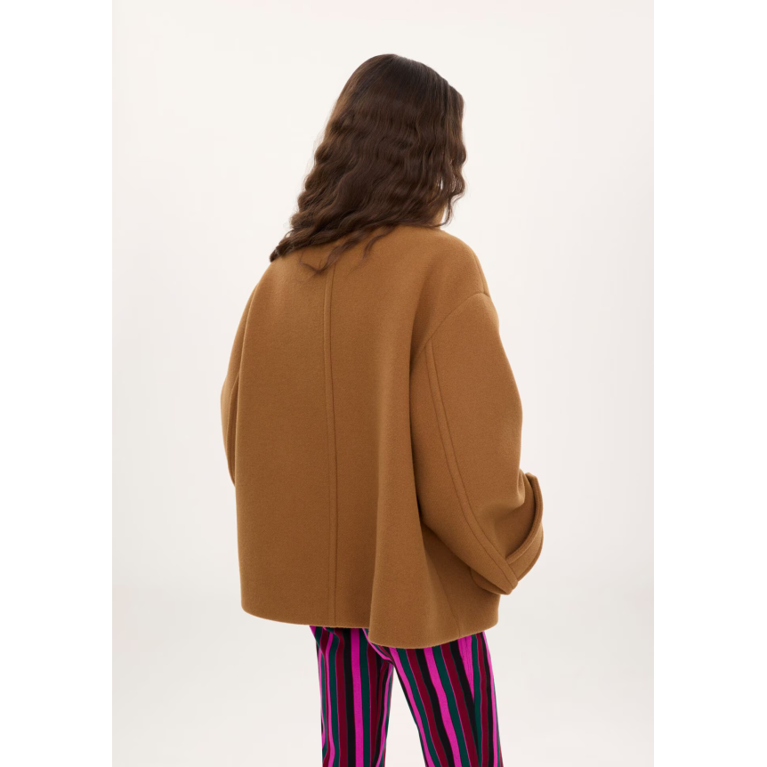 Manteau court oversize croisé CHLOE en laine douce camel mentonnière bouton corne