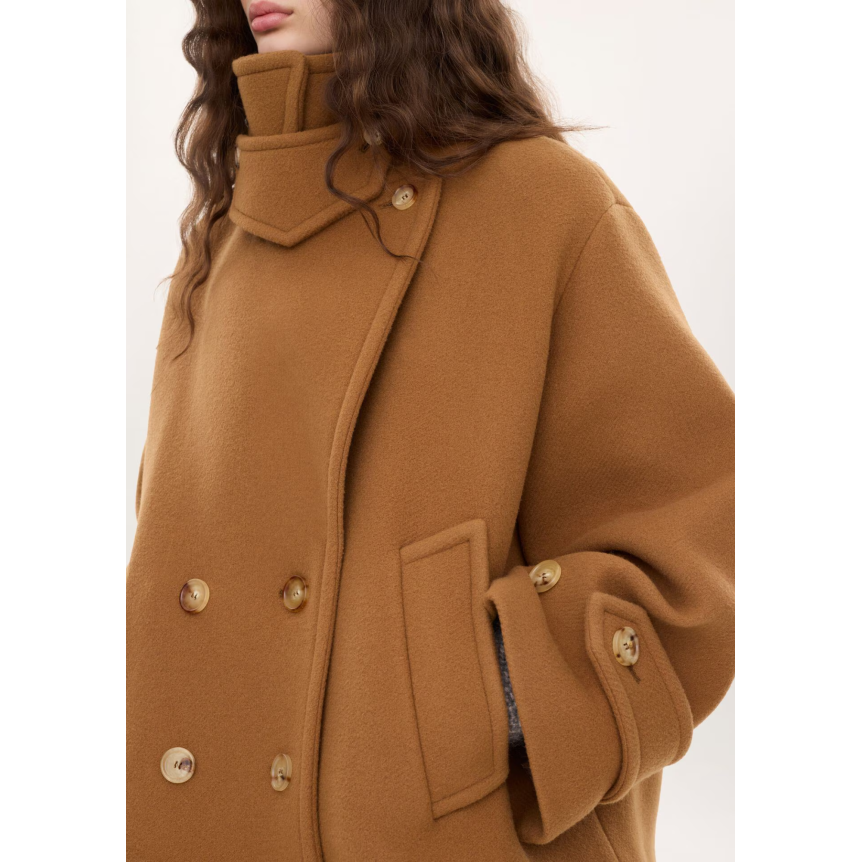Manteau court oversize croisé CHLOE en laine douce camel mentonnière bouton corne