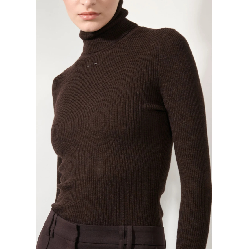 Pull col roulé BARBARA BUI en laine mérinos côtelé marron chocolat