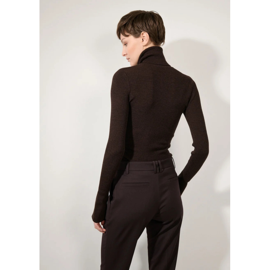 Pull col roulé BARBARA BUI en laine mérinos côtelé marron chocolat