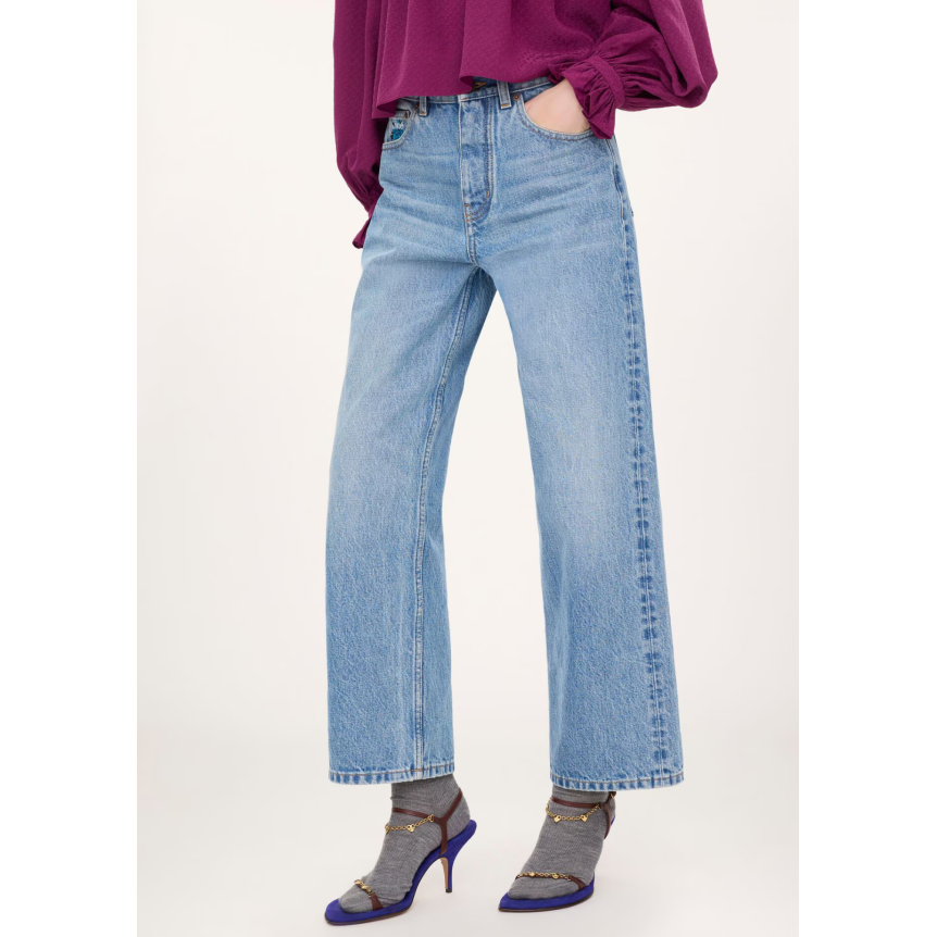 Jean droit large CHLOE en denim de coton délavé bleu franc broderie florale