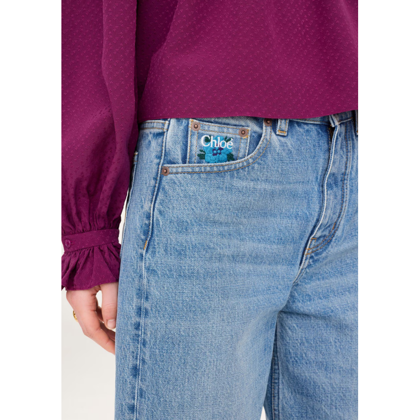 Jean droit large CHLOE en denim de coton délavé bleu franc broderie florale