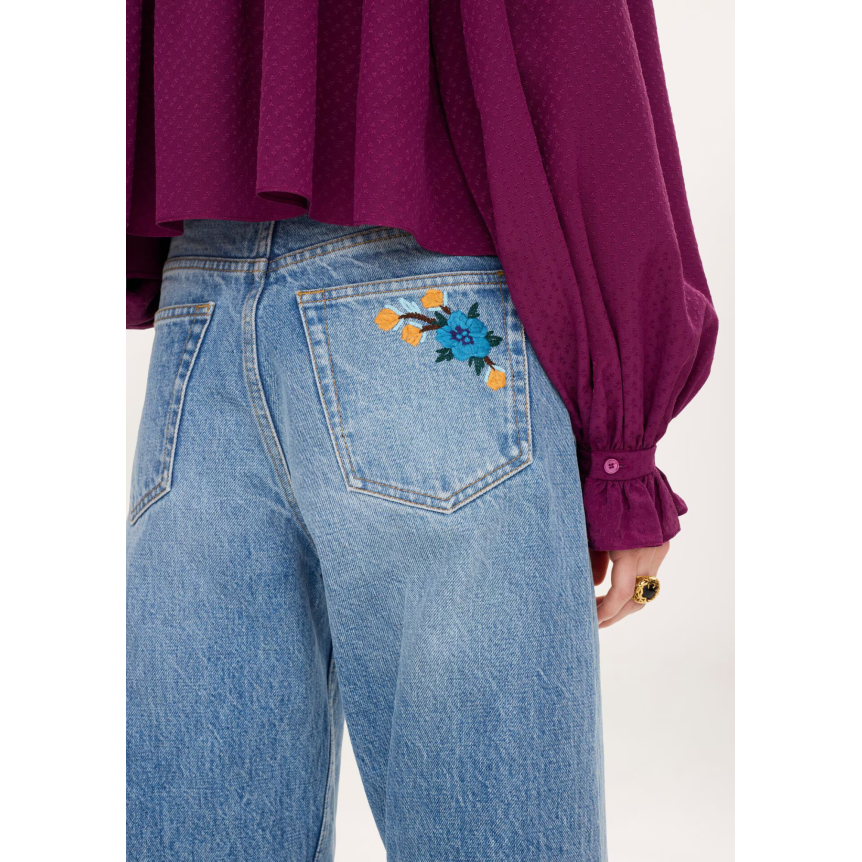 Jean droit large CHLOE en denim de coton délavé bleu franc broderie florale