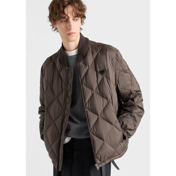 PRADA Blouson zippé matelassée losange nylon kaki col marron