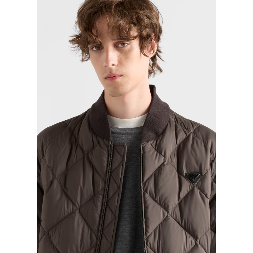 PRADA Blouson zippé matelassée losange nylon kaki col marron