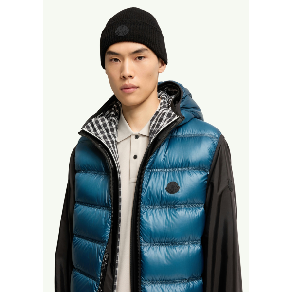 MONCLER Bonnet en laine et cachemire noir à logo noir mat