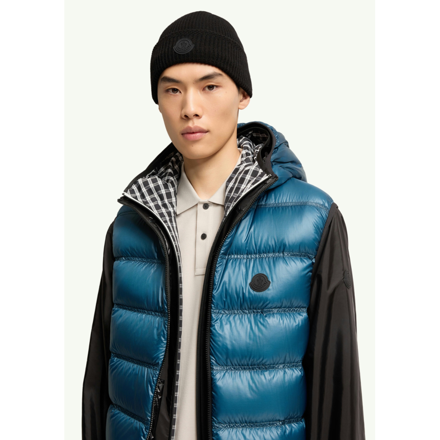 MONCLER Bonnet en laine et cachemire noir à logo noir mat