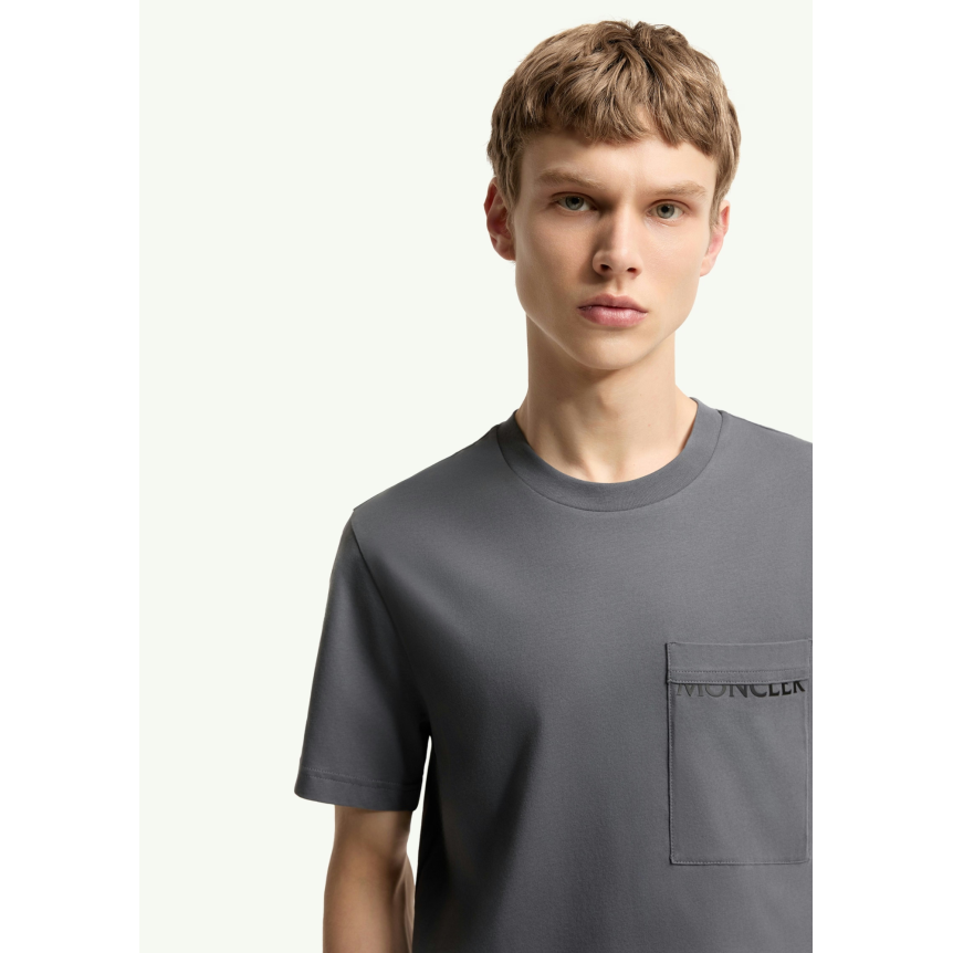 T-shirt MONCLER jersey de coton gris charbon poche logo noir mat