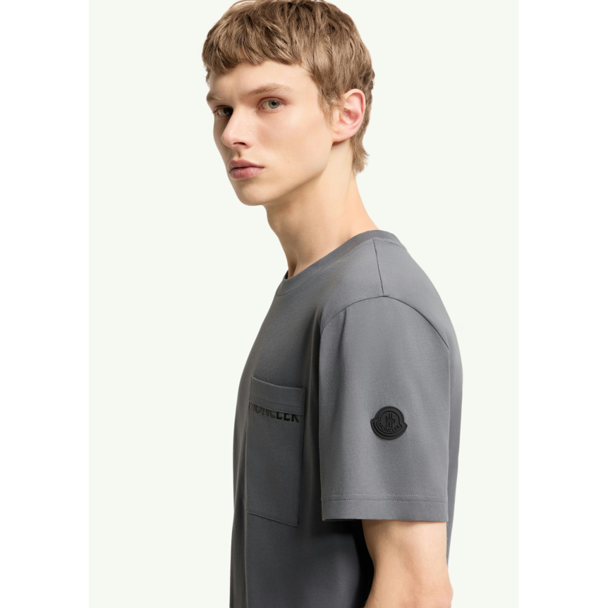 T-shirt MONCLER jersey de coton gris charbon poche logo noir mat