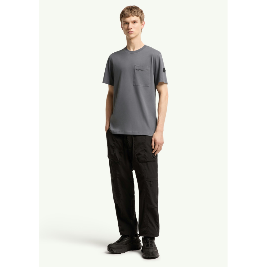 T-shirt MONCLER jersey de coton gris charbon poche logo noir mat