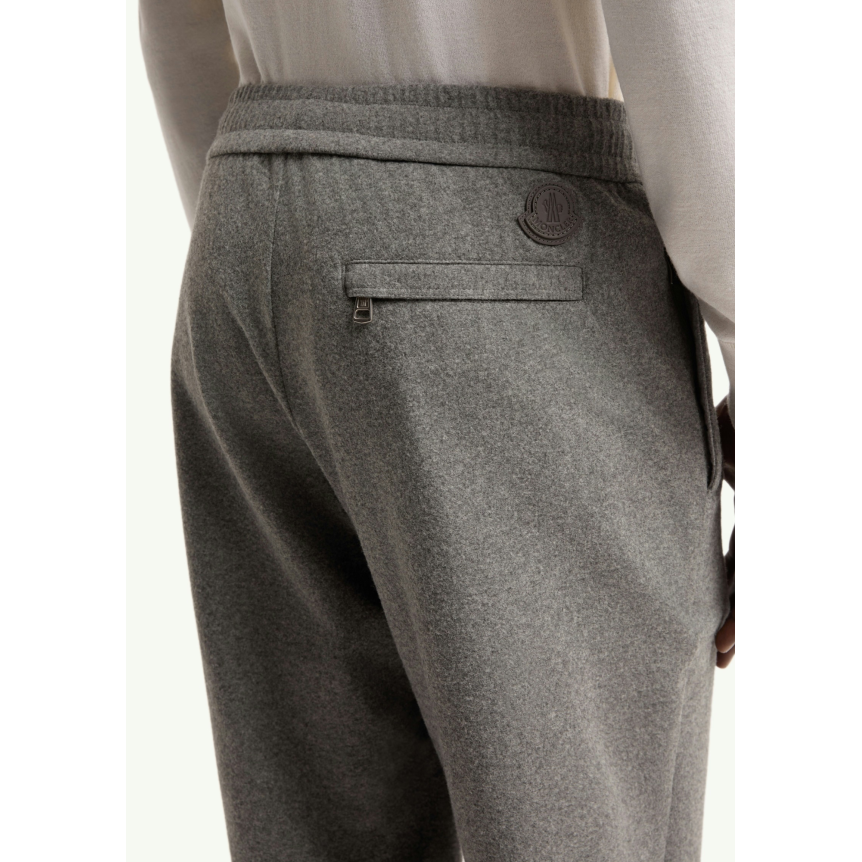 Pantalon ample en flanelle laine mélangée gris à logo en cuir