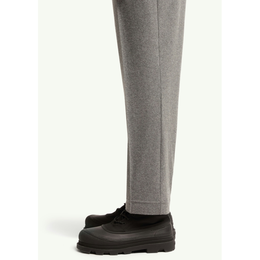 Pantalon ample en flanelle laine mélangée gris à logo en cuir
