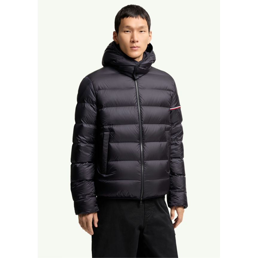 Doudoune courte à capuche MONCLER Ravenlock nylon bleu marine bande tricolore manche