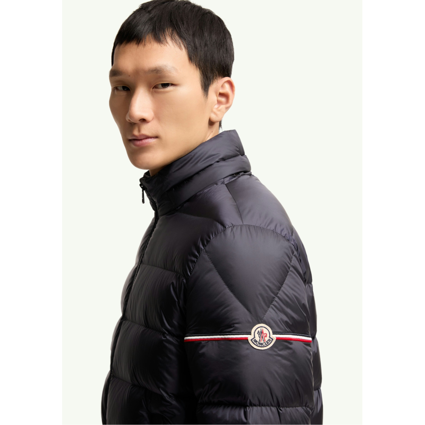 Doudoune courte à capuche MONCLER Ravenlock nylon bleu marine bande tricolore manche