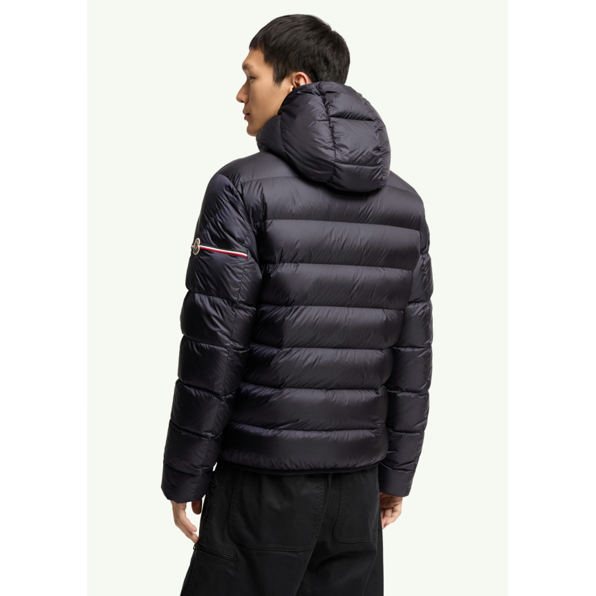 Doudoune courte à capuche MONCLER Ravenlock nylon bleu marine bande tricolore manche